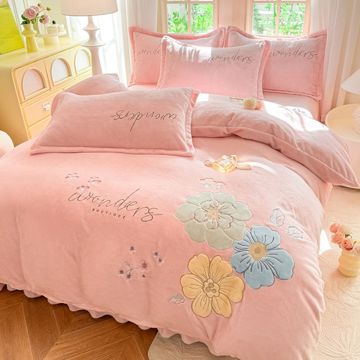 91家纺网 家纺一手货源 找家纺 （总）漫布云2025秋冬新款高克重全消光大版花卉平绣牛奶绒刺绣款床单床裙款四件套 梦境—樱花粉