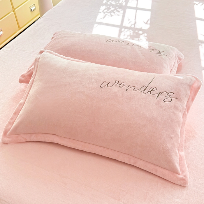 91家纺网 家纺一手货源 找家纺 （总）漫布云2025秋冬新款高克重全消光大版花卉平绣牛奶绒刺绣款床单床裙款四件套 梦境—樱花粉