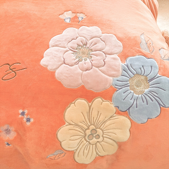 91家纺网 家纺一手货源 找家纺 （总）漫布云2025秋冬新款高克重全消光大版花卉平绣牛奶绒刺绣款床单床裙款四件套  梦境-艾玛橙 