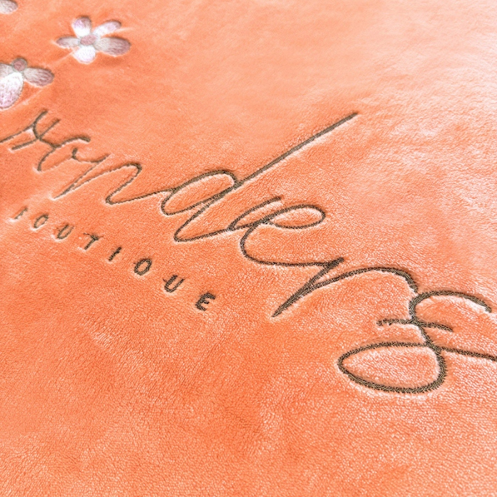 91家纺网 家纺一手货源 找家纺 （总）漫布云2025秋冬新款高克重全消光大版花卉平绣牛奶绒刺绣款床单床裙款四件套  梦境-艾玛橙 