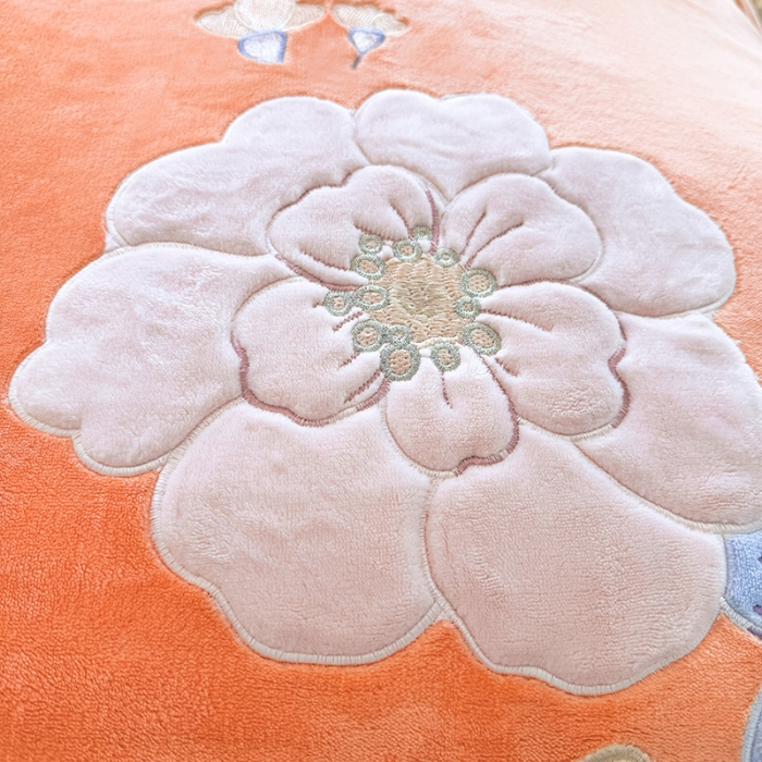 91家纺网 家纺一手货源 找家纺 （总）漫布云2025秋冬新款高克重全消光大版花卉平绣牛奶绒刺绣款床单床裙款四件套  梦境-艾玛橙 