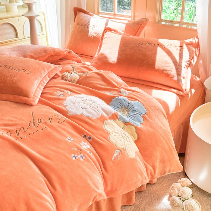 91家纺网 家纺一手货源 找家纺 （总）漫布云2025秋冬新款高克重全消光大版花卉平绣牛奶绒刺绣款床单床裙款四件套  梦境-艾玛橙 