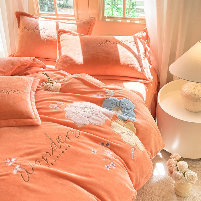 91家纺网 家纺一手货源 找家纺 （总）漫布云2025秋冬新款高克重全消光大版花卉平绣牛奶绒刺绣款床单床裙款四件套  梦境-艾玛橙 