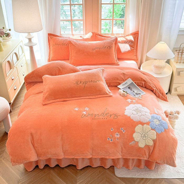 91家纺网 家纺一手货源 找家纺 （总）漫布云2025秋冬新款高克重全消光大版花卉平绣牛奶绒刺绣款床单床裙款四件套  梦境-艾玛橙 