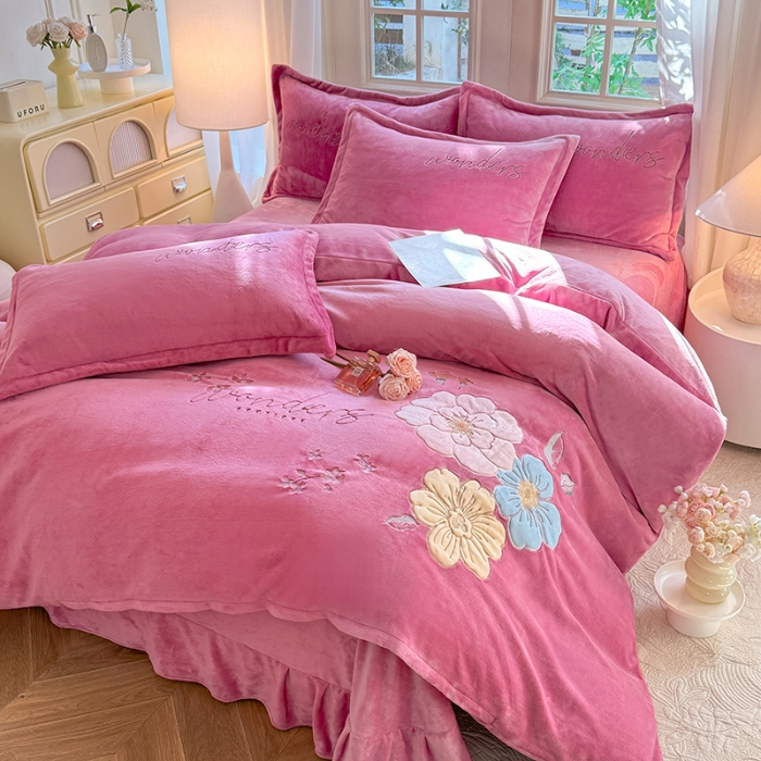 91家纺网 家纺一手货源 找家纺 （总）漫布云2025秋冬新款高克重全消光大版花卉平绣牛奶绒刺绣款床单床裙款四件套 梦境-豆沙 红