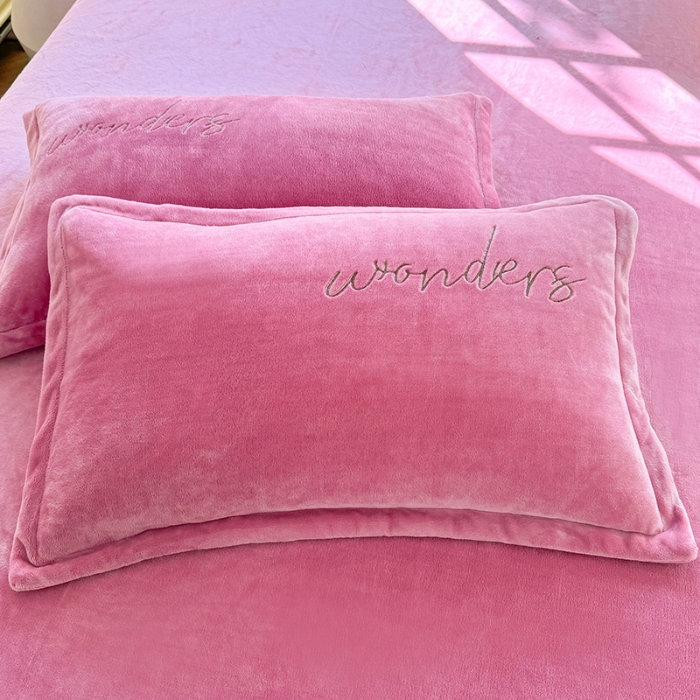 91家纺网 家纺一手货源 找家纺 （总）漫布云2025秋冬新款高克重全消光大版花卉平绣牛奶绒刺绣款床单床裙款四件套 梦境-豆沙 红