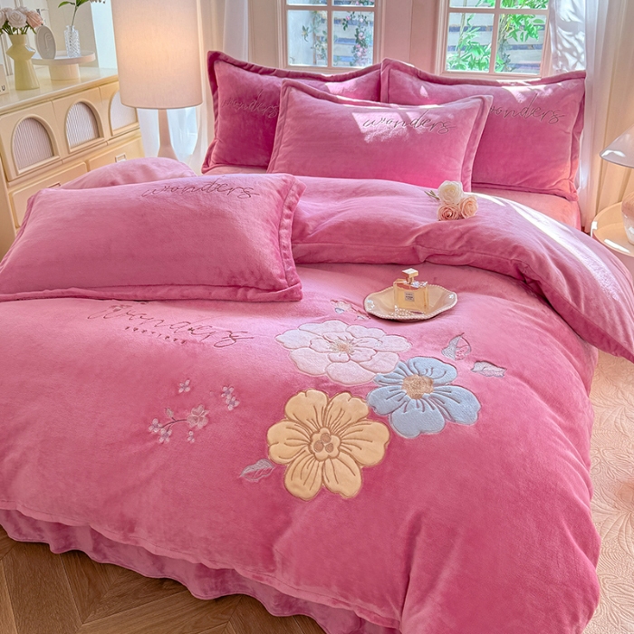 91家纺网 家纺一手货源 找家纺 （总）漫布云2025秋冬新款高克重全消光大版花卉平绣牛奶绒刺绣款床单床裙款四件套 梦境-豆沙 红