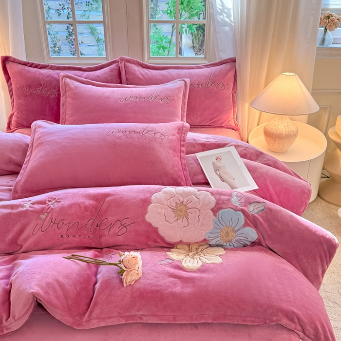 91家纺网 家纺一手货源 找家纺 （总）漫布云2025秋冬新款高克重全消光大版花卉平绣牛奶绒刺绣款床单床裙款四件套 梦境-豆沙 红