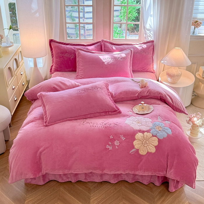 91家纺网 家纺一手货源 找家纺 （总）漫布云2025秋冬新款高克重全消光大版花卉平绣牛奶绒刺绣款床单床裙款四件套 梦境-豆沙 红