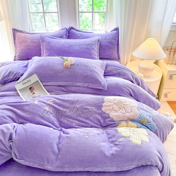 91家纺网 家纺一手货源 找家纺 （总）漫布云2025秋冬新款高克重全消光大版花卉平绣牛奶绒刺绣款床单床裙款四件套 梦境-梦幻紫 