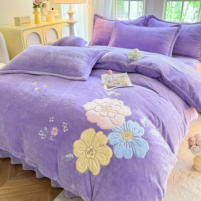 91家纺网 家纺一手货源 找家纺 （总）漫布云2025秋冬新款高克重全消光大版花卉平绣牛奶绒刺绣款床单床裙款四件套 梦境-梦幻紫 