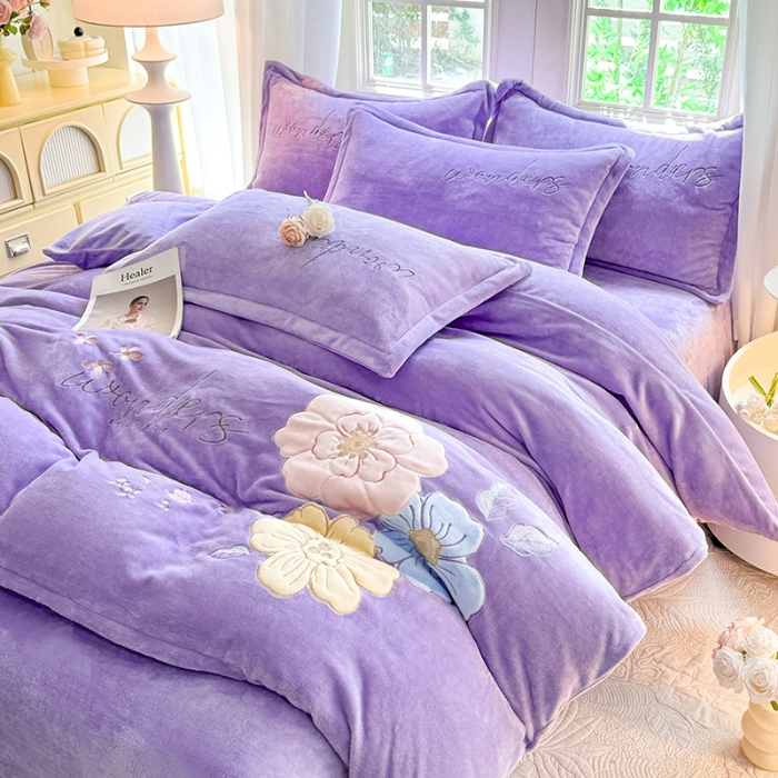 91家纺网 家纺一手货源 找家纺 （总）漫布云2025秋冬新款高克重全消光大版花卉平绣牛奶绒刺绣款床单床裙款四件套 梦境-梦幻紫 