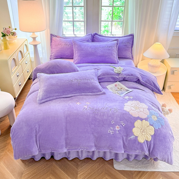 91家纺网 家纺一手货源 找家纺 （总）漫布云2025秋冬新款高克重全消光大版花卉平绣牛奶绒刺绣款床单床裙款四件套 梦境-梦幻紫 