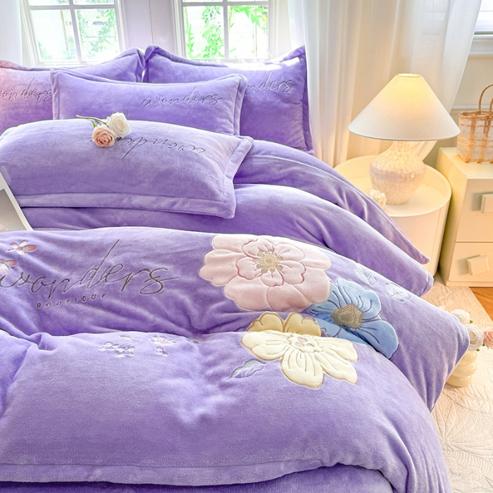 91家纺网 家纺一手货源 找家纺 （总）漫布云2025秋冬新款高克重全消光大版花卉平绣牛奶绒刺绣款床单床裙款四件套 梦境-梦幻紫 