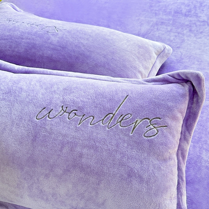 91家纺网 家纺一手货源 找家纺 （总）漫布云2025秋冬新款高克重全消光大版花卉平绣牛奶绒刺绣款床单床裙款四件套 梦境-梦幻紫 