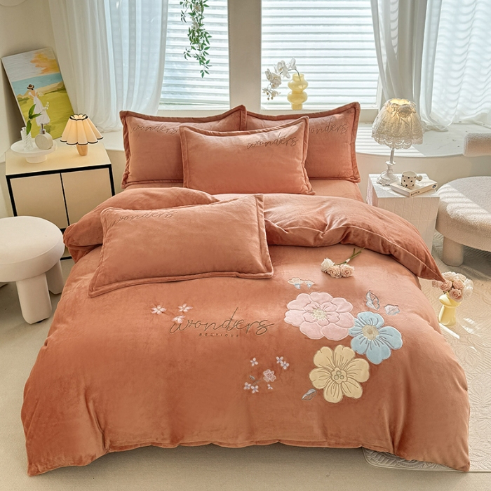 91家纺网 家纺一手货源 找家纺 （总）漫布云2025秋冬新款高克重全消光大版花卉平绣牛奶绒刺绣款床单床裙款四件套 梦境-西柚红 