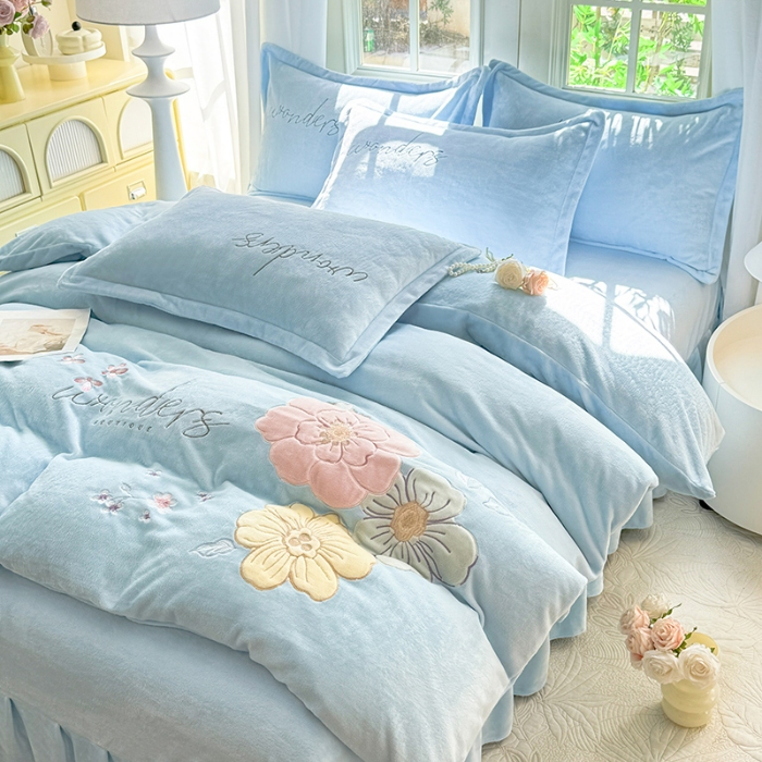 91家纺网 家纺一手货源 找家纺 （总）漫布云2025秋冬新款高克重全消光大版花卉平绣牛奶绒刺绣款床单床裙款四件套 梦境-婴儿蓝