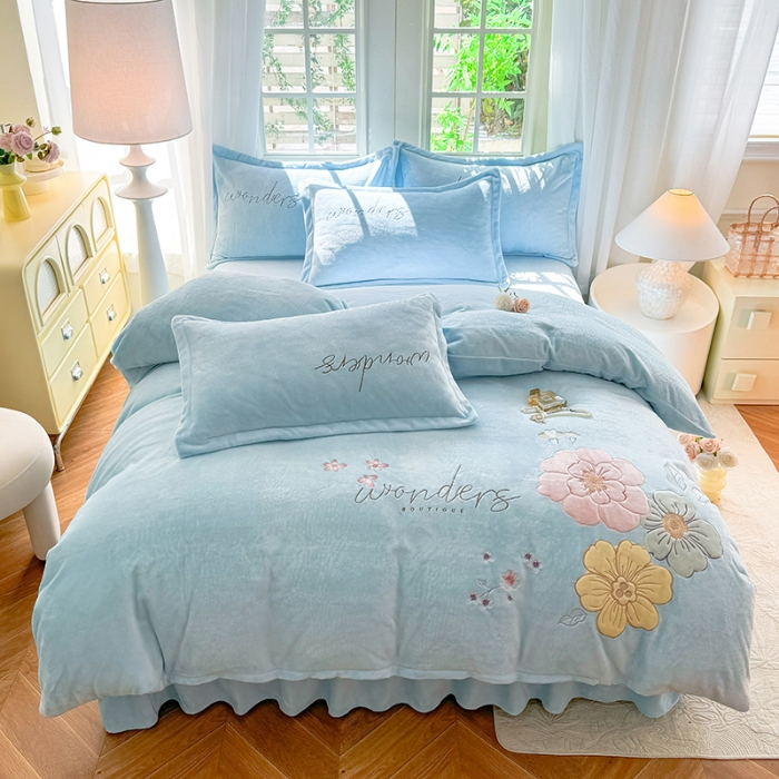 91家纺网 家纺一手货源 找家纺 （总）漫布云2025秋冬新款高克重全消光大版花卉平绣牛奶绒刺绣款床单床裙款四件套 梦境-婴儿蓝