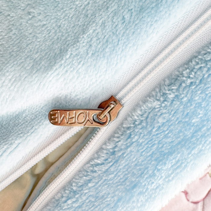 91家纺网 家纺一手货源 找家纺 （总）漫布云2025秋冬新款高克重全消光大版花卉平绣牛奶绒刺绣款床单床裙款四件套 梦境-婴儿蓝