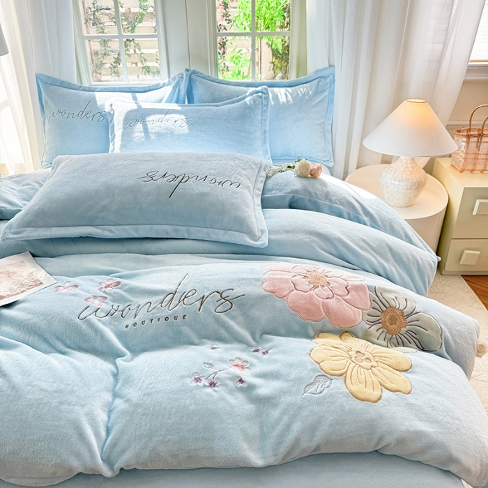 91家纺网 家纺一手货源 找家纺 （总）漫布云2025秋冬新款高克重全消光大版花卉平绣牛奶绒刺绣款床单床裙款四件套 梦境-婴儿蓝