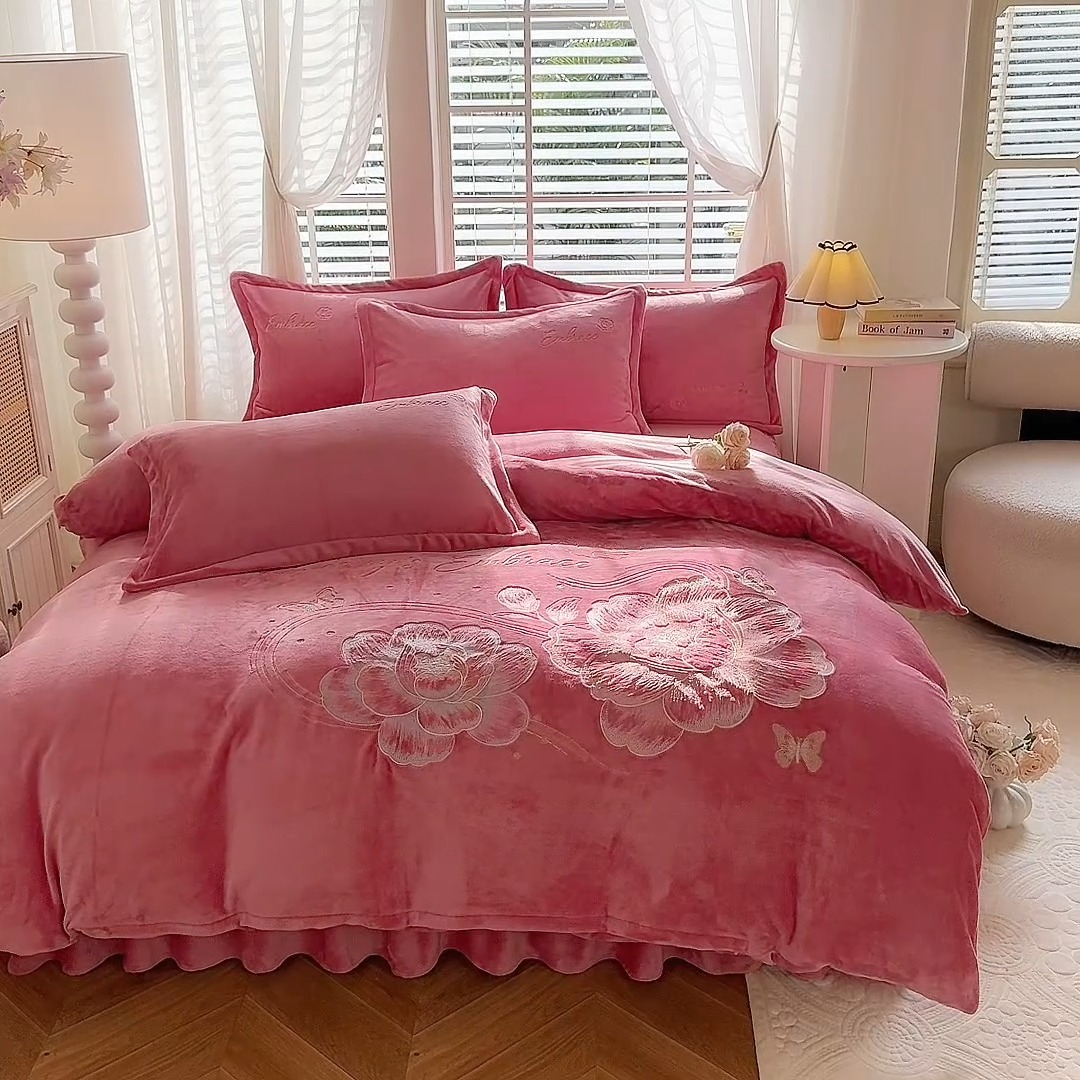 91家纺网 家纺一手货源 找家纺 （总）漫布云2025秋冬新款高克重全消光大版花卉平绣牛奶绒刺绣款床单床裙款四件套 绽放-豆沙红