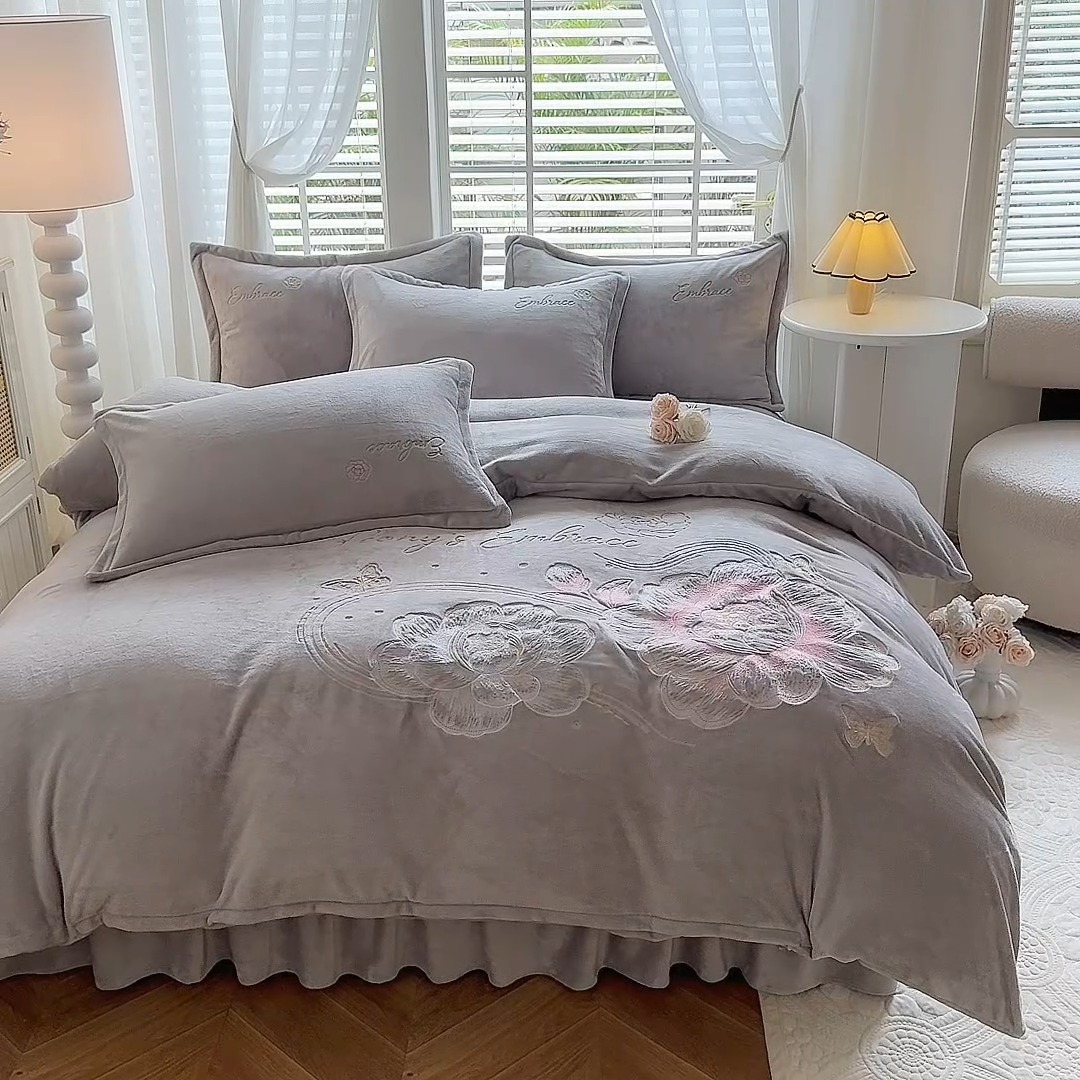 91家纺网 家纺一手货源 找家纺 （总）漫布云2025秋冬新款高克重全消光大版花卉平绣牛奶绒刺绣款床单床裙款四件套  绽放-高级灰