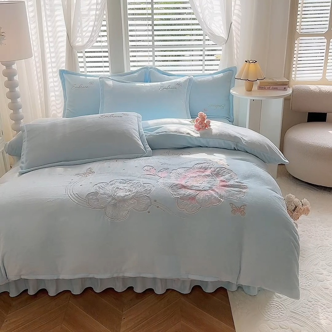 91家纺网 家纺一手货源 找家纺 （总）漫布云2025秋冬新款高克重全消光大版花卉平绣牛奶绒刺绣款床单床裙款四件套 绽放-婴儿蓝