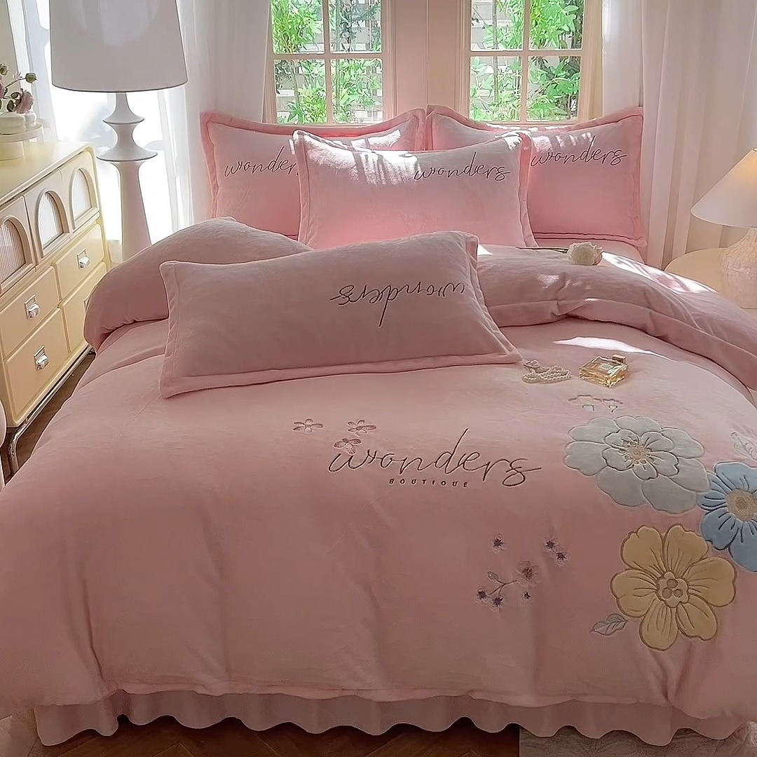 91家纺网 家纺一手货源 找家纺 （总）漫布云2025秋冬新款高克重全消光大版花卉平绣牛奶绒刺绣款床单床裙款四件套 梦境—樱花粉