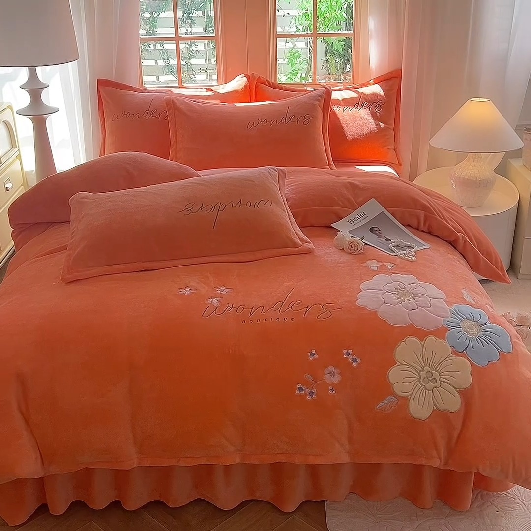 91家纺网 家纺一手货源 找家纺 （总）漫布云2025秋冬新款高克重全消光大版花卉平绣牛奶绒刺绣款床单床裙款四件套  梦境-艾玛橙 