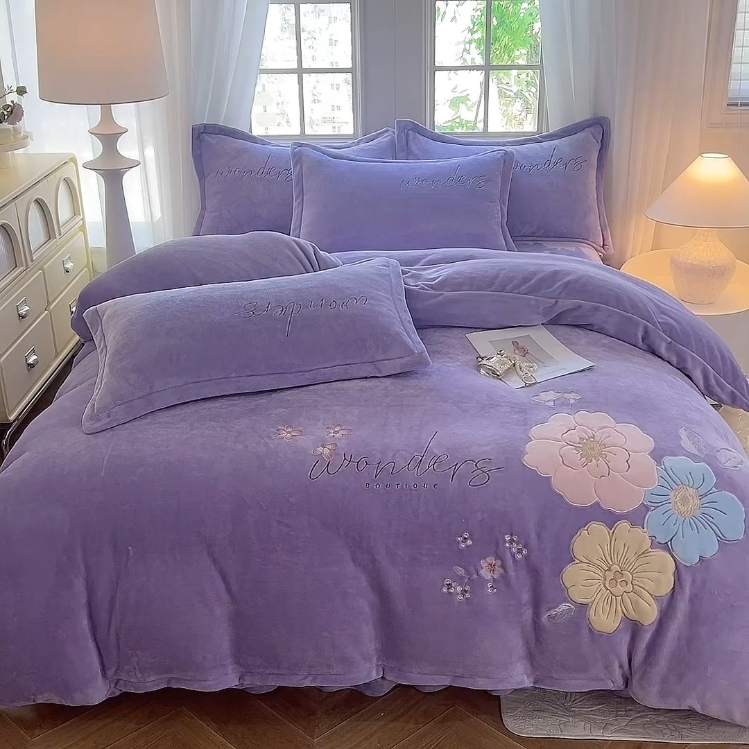 91家纺网 家纺一手货源 找家纺 （总）漫布云2025秋冬新款高克重全消光大版花卉平绣牛奶绒刺绣款床单床裙款四件套 梦境-梦幻紫 