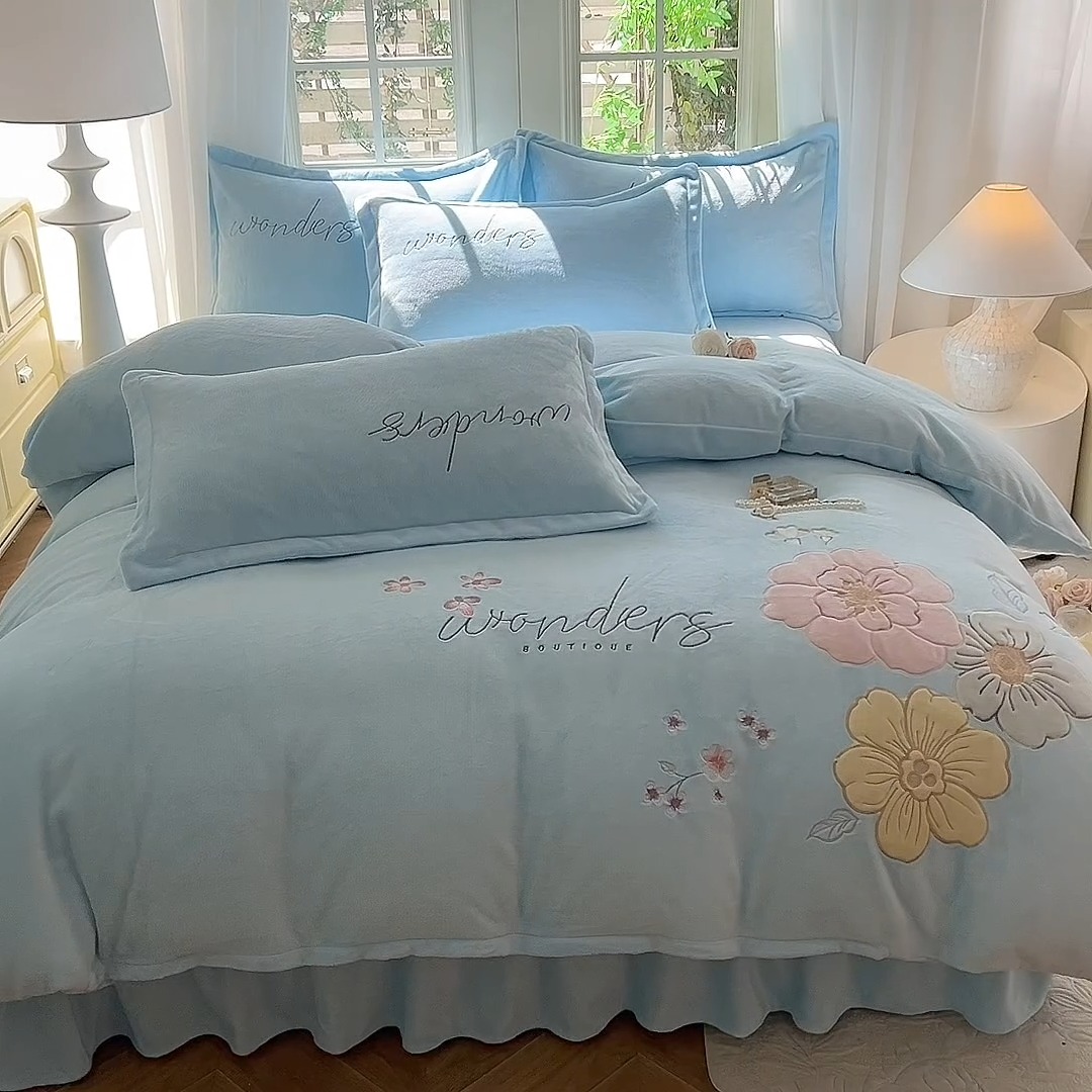 91家纺网 家纺一手货源 找家纺 （总）漫布云2025秋冬新款高克重全消光大版花卉平绣牛奶绒刺绣款床单床裙款四件套 梦境-婴儿蓝