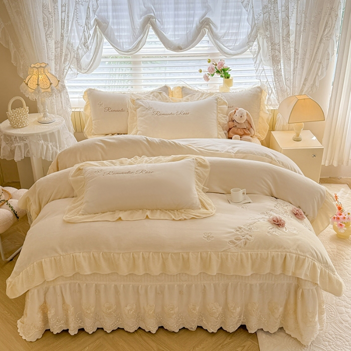 91家纺网 家纺一手货源 找家纺 苏米娜2025秋冬直播爆款11斤230g全消光牛奶绒夹棉床盖款四件套纯色蕾丝花边刺绣床盖三件套夹棉单床盖  梦妮莎-奶昔白 