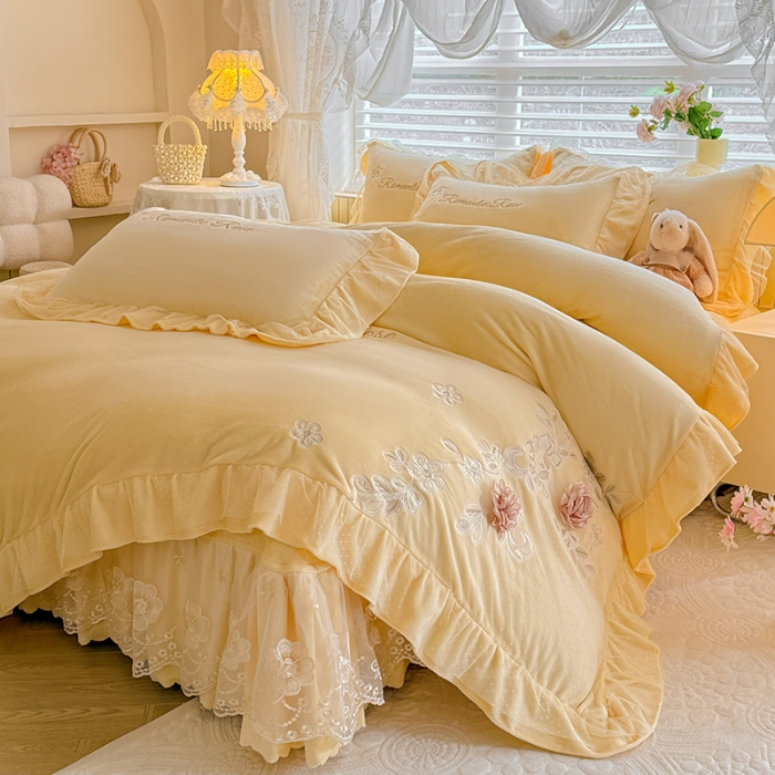 91家纺网 家纺一手货源 找家纺 苏米娜2025秋冬直播爆款11斤230g全消光牛奶绒夹棉床盖款四件套纯色蕾丝花边刺绣床盖三件套夹棉单床盖 梦妮莎-嫩黄