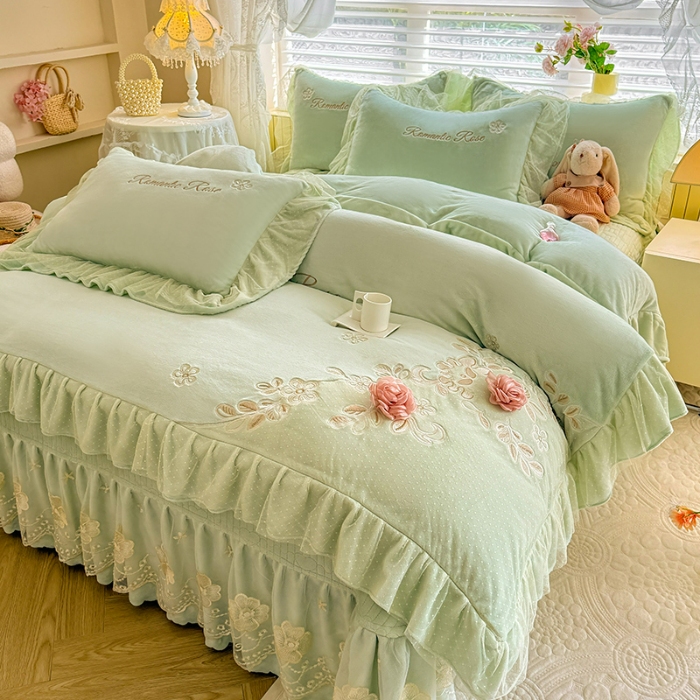 91家纺网 家纺一手货源 找家纺 苏米娜2025秋冬直播爆款11斤230g全消光牛奶绒夹棉床盖款四件套纯色蕾丝花边刺绣床盖三件套夹棉单床盖  梦妮莎-新芽绿
