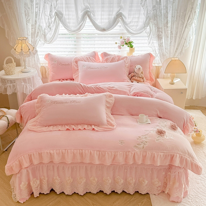 91家纺网 家纺一手货源 找家纺 苏米娜2025秋冬直播爆款11斤230g全消光牛奶绒夹棉床盖款四件套纯色蕾丝花边刺绣床盖三件套夹棉单床盖 梦妮莎-樱花粉