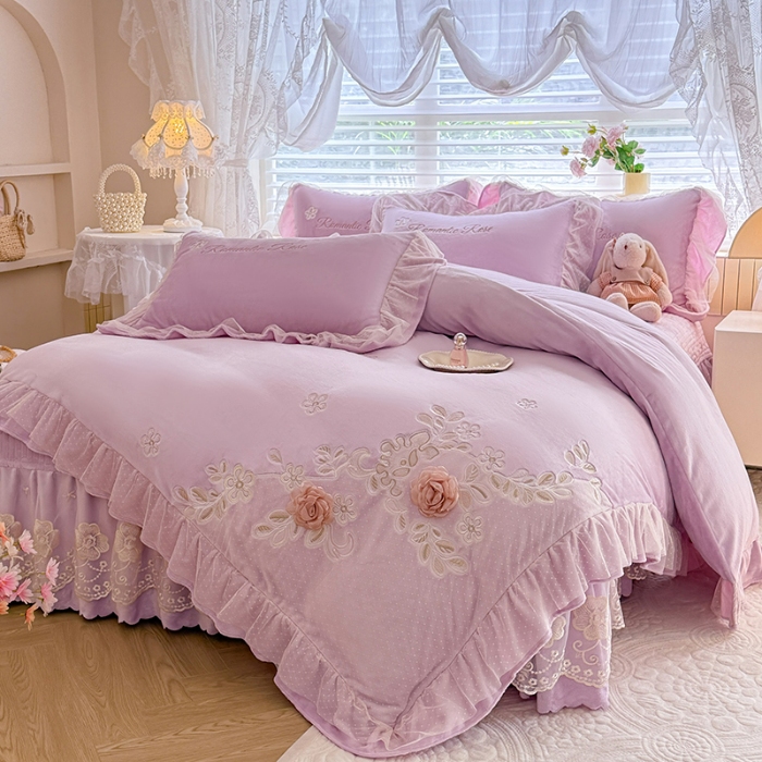 91家纺网 家纺一手货源 找家纺 苏米娜2025秋冬直播爆款11斤230g全消光牛奶绒夹棉床盖款四件套纯色蕾丝花边刺绣床盖三件套夹棉单床盖 梦妮莎--梦幻紫  