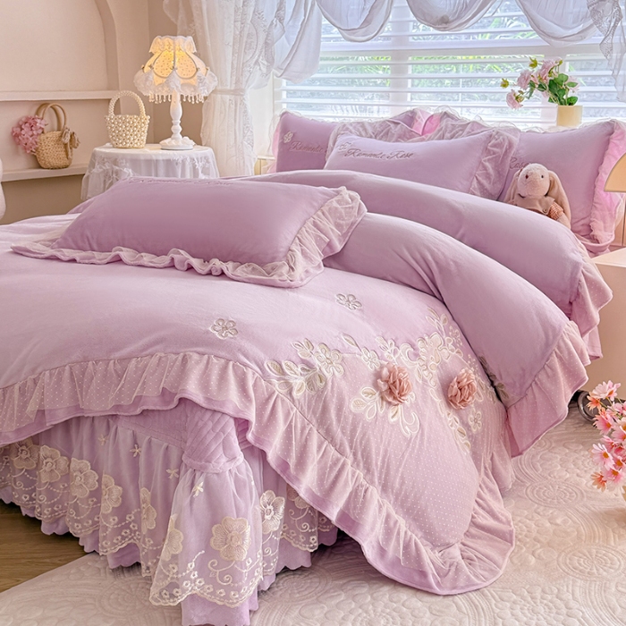 91家纺网 家纺一手货源 找家纺 苏米娜2025秋冬直播爆款11斤230g全消光牛奶绒夹棉床盖款四件套纯色蕾丝花边刺绣床盖三件套夹棉单床盖 梦妮莎--梦幻紫  