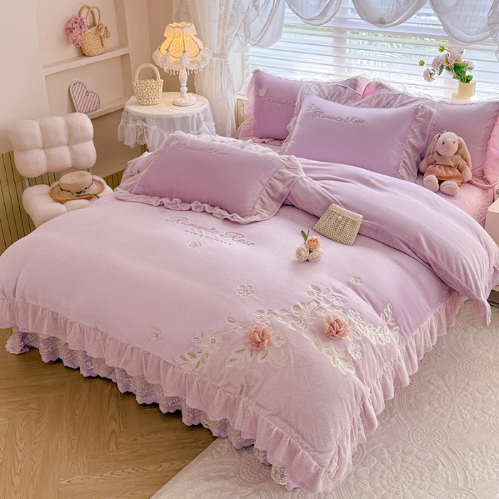 91家纺网 家纺一手货源 找家纺 苏米娜2025秋冬直播爆款11斤230g全消光牛奶绒夹棉床盖款四件套纯色蕾丝花边刺绣床盖三件套夹棉单床盖 梦妮莎--梦幻紫  