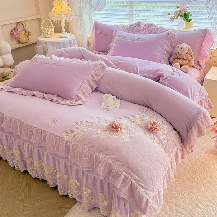 91家纺网 家纺一手货源 找家纺 苏米娜2025秋冬直播爆款11斤230g全消光牛奶绒夹棉床盖款四件套纯色蕾丝花边刺绣床盖三件套夹棉单床盖 梦妮莎--梦幻紫  