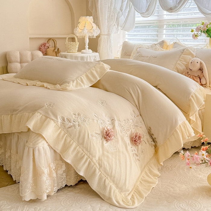 91家纺网 家纺一手货源 找家纺 苏米娜2025秋冬直播爆款11斤230g全消光牛奶绒夹棉床盖款四件套纯色蕾丝花边刺绣床盖三件套夹棉单床盖 梦妮莎-奶昔白