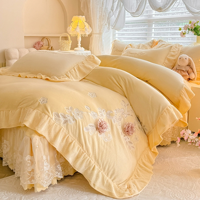 91家纺网 家纺一手货源 找家纺 苏米娜2025秋冬直播爆款11斤230g全消光牛奶绒夹棉床盖款四件套纯色蕾丝花边刺绣床盖三件套夹棉单床盖  梦妮莎-嫩黄 