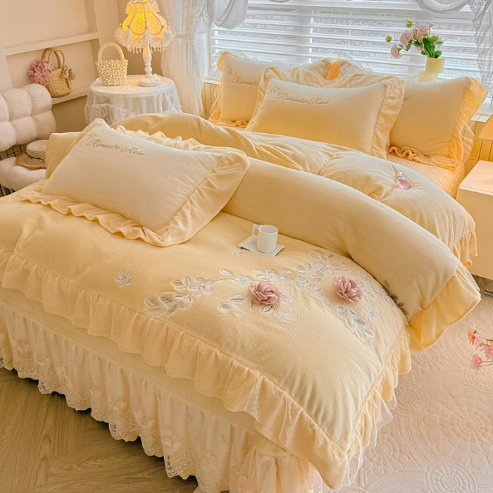 91家纺网 家纺一手货源 找家纺 苏米娜2025秋冬直播爆款11斤230g全消光牛奶绒夹棉床盖款四件套纯色蕾丝花边刺绣床盖三件套夹棉单床盖  梦妮莎-嫩黄 