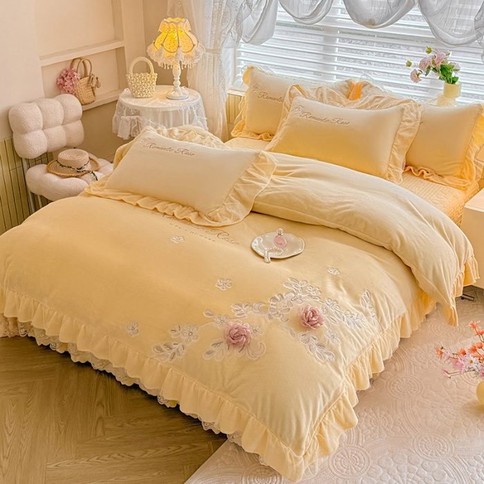 91家纺网 家纺一手货源 找家纺 苏米娜2025秋冬直播爆款11斤230g全消光牛奶绒夹棉床盖款四件套纯色蕾丝花边刺绣床盖三件套夹棉单床盖  梦妮莎-嫩黄 