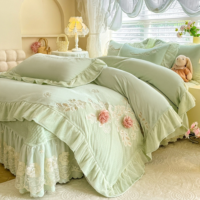 91家纺网 家纺一手货源 找家纺 苏米娜2025秋冬直播爆款11斤230g全消光牛奶绒夹棉床盖款四件套纯色蕾丝花边刺绣床盖三件套夹棉单床盖 梦妮莎-新芽绿