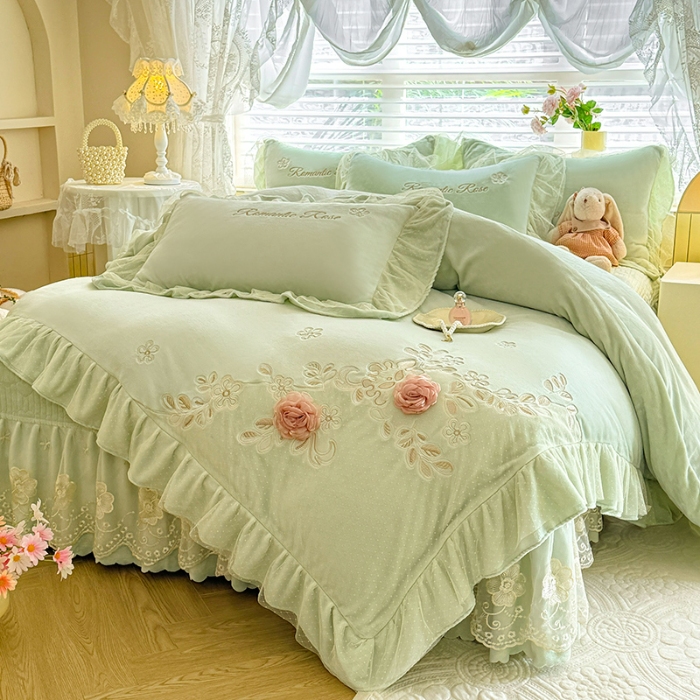 91家纺网 家纺一手货源 找家纺 苏米娜2025秋冬直播爆款11斤230g全消光牛奶绒夹棉床盖款四件套纯色蕾丝花边刺绣床盖三件套夹棉单床盖 梦妮莎-新芽绿