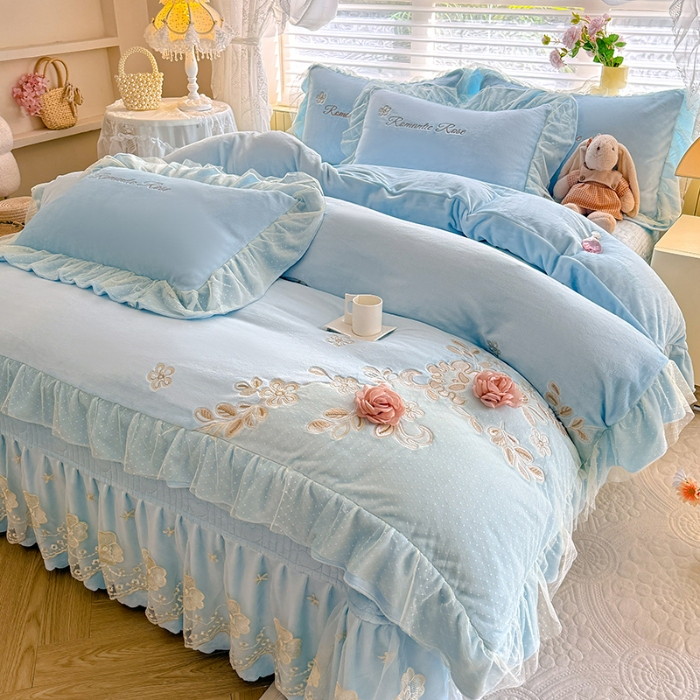 91家纺网 家纺一手货源 找家纺 苏米娜2025秋冬直播爆款11斤230g全消光牛奶绒夹棉床盖款四件套纯色蕾丝花边刺绣床盖三件套夹棉单床盖  梦妮莎-婴儿蓝 
