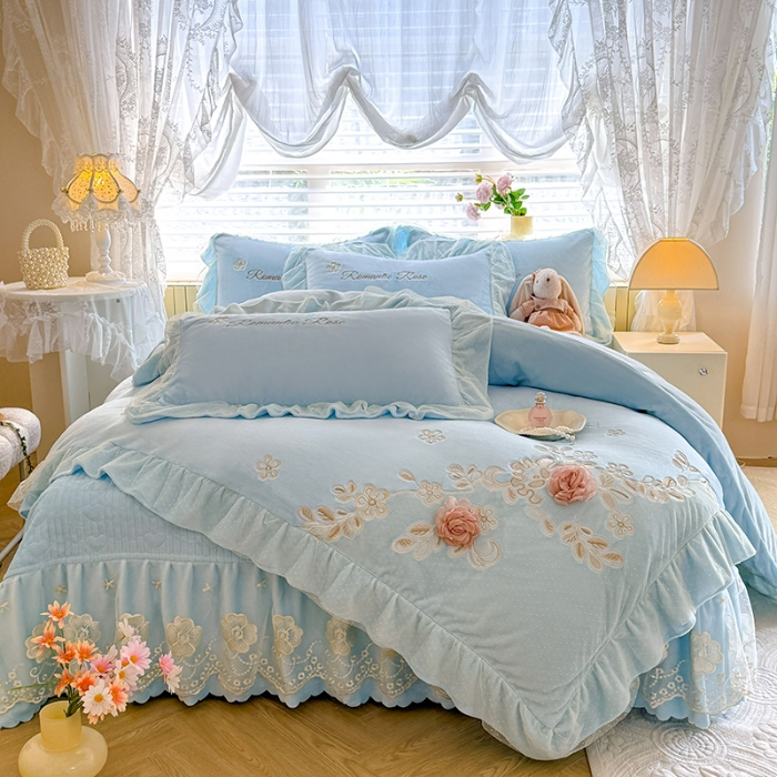 91家纺网 家纺一手货源 找家纺 苏米娜2025秋冬直播爆款11斤230g全消光牛奶绒夹棉床盖款四件套纯色蕾丝花边刺绣床盖三件套夹棉单床盖  梦妮莎-婴儿蓝 