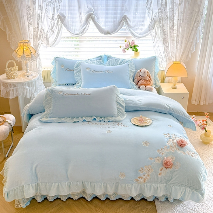 91家纺网 家纺一手货源 找家纺 苏米娜2025秋冬直播爆款11斤230g全消光牛奶绒夹棉床盖款四件套纯色蕾丝花边刺绣床盖三件套夹棉单床盖  梦妮莎-婴儿蓝 