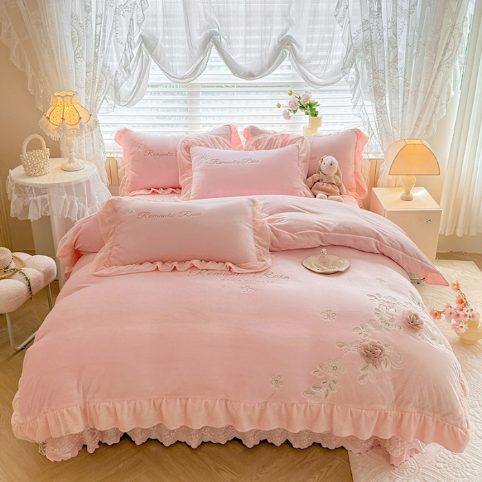 91家纺网 家纺一手货源 找家纺 苏米娜2025秋冬直播爆款11斤230g全消光牛奶绒夹棉床盖款四件套纯色蕾丝花边刺绣床盖三件套夹棉单床盖 梦妮莎-樱花粉