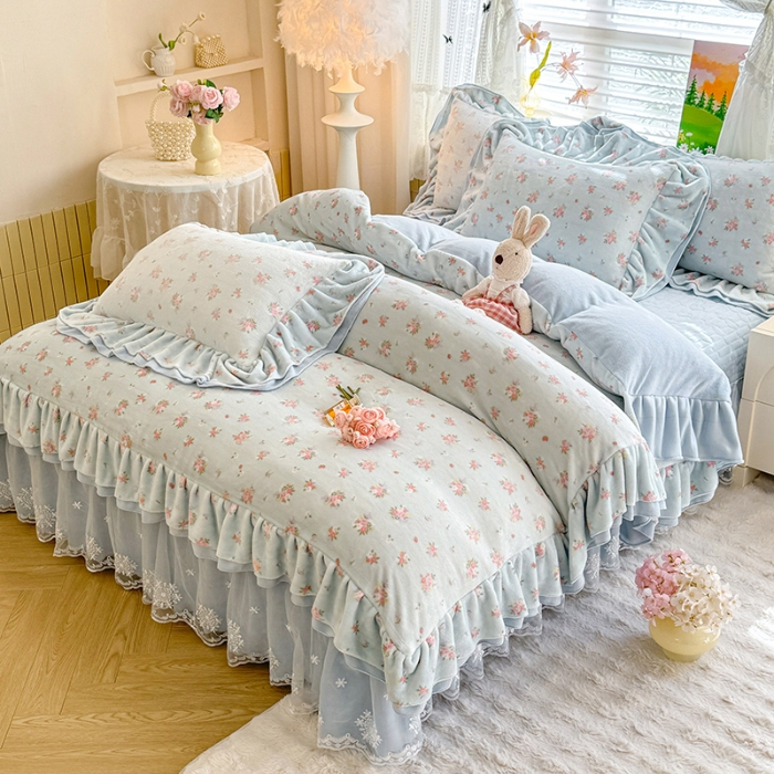 91家纺网 家纺一手货源 找家纺 苏米娜2025新款高克重11斤重直播热款双层蕾丝花边全消光牛奶绒印花床盖四件套单床盖床盖三件套 蓝夕 